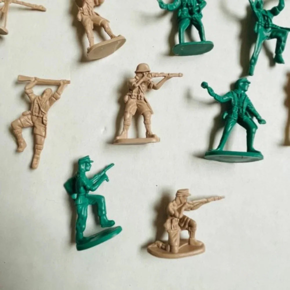 Green Tan Plastic Mini Soldiers 18 Pieces Kids Toy Mini Figures - Picture 3 of 5